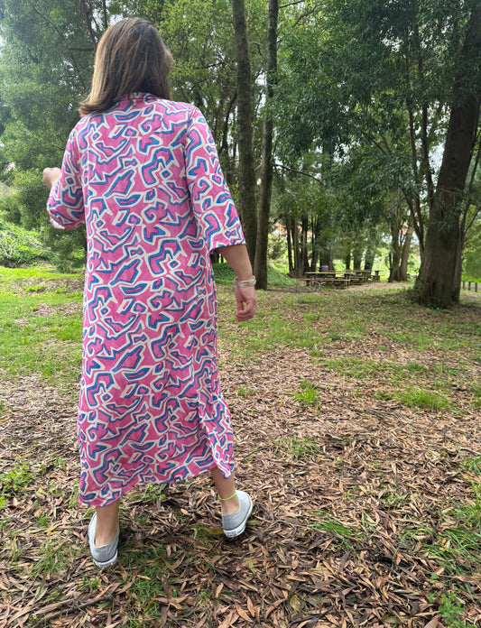 Vestido camiseiro estampado rosa e azul malha fria