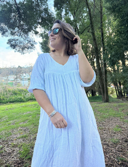 Vestido midi rosa com pintinhas brancas