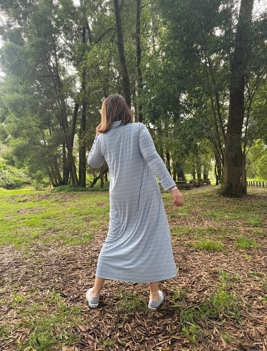 Vestido camiseiro padrão geométrico em tons de azul e bege malha fria
