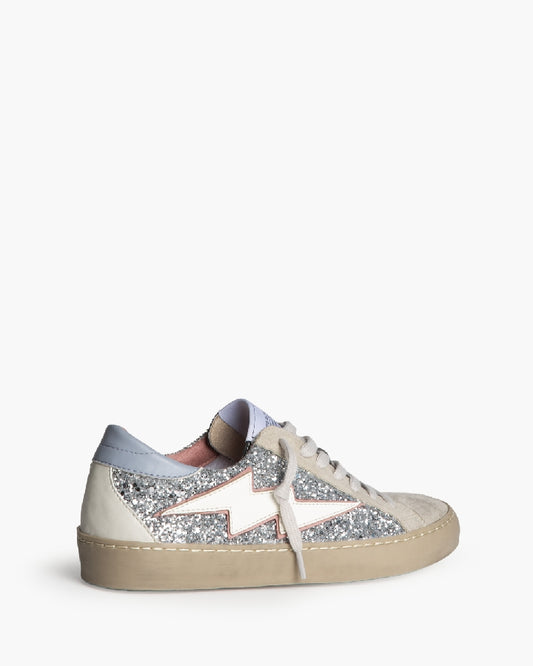 Sapatilhas glitter prata com raio debutado a rosa e azul atrás