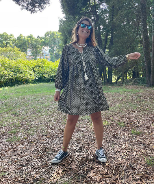 Vestido com estampado geométrico verde e beje