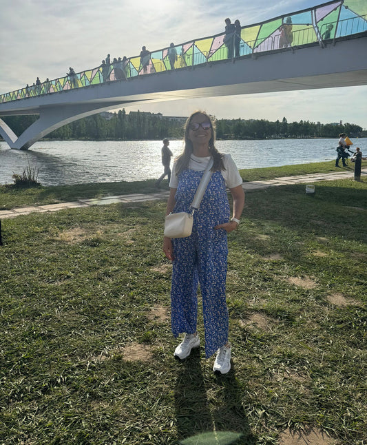 Macacão azul floral com peitilho e bolsos