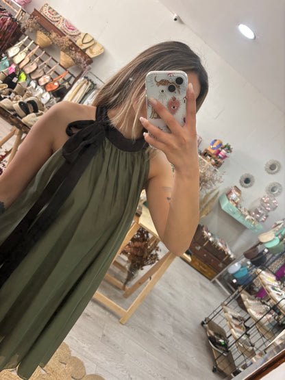 Vestido cetim caqui com laço preto