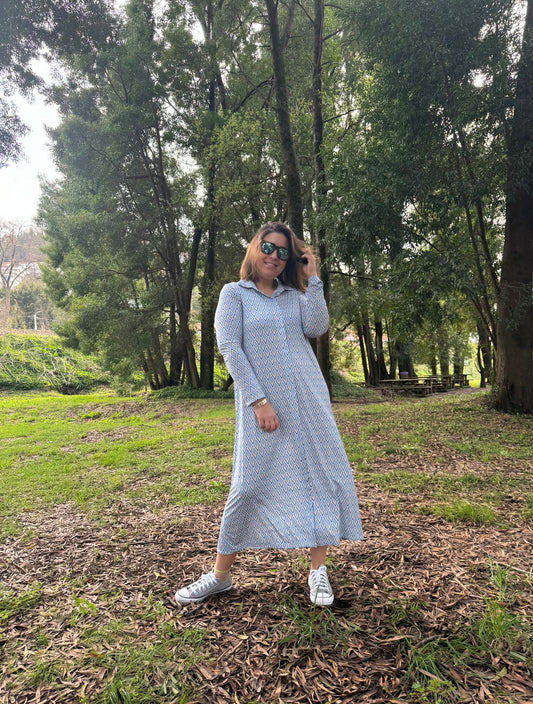 Vestido camiseiro padrão geométrico em tons de azul e bege malha fria