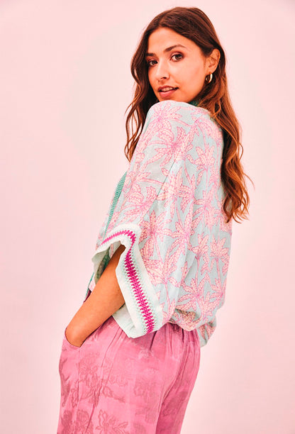 Kimono curto estampado azul com palmeiras rosa com bordado crochê CS.Roura