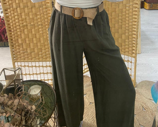 Pantalones fluidos color caqui con cinturón