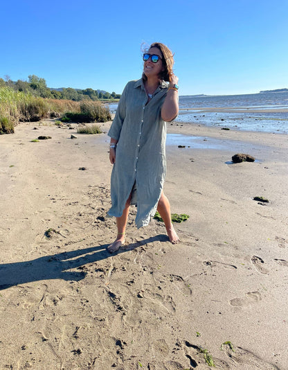 Camiseiro/saída de praia branca com rachas laterais