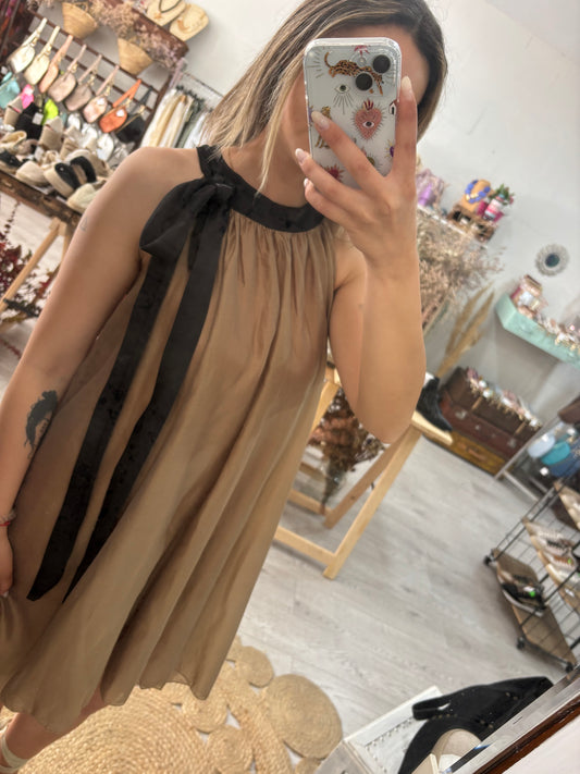Vestido cetim camel com laço preto