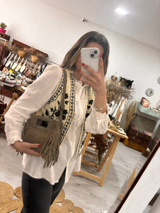 Carteira camurça taupe com franjas e alça