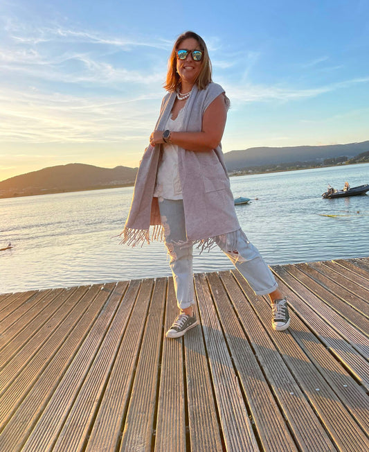 Colete de franjas cinzento com bolsos laterais