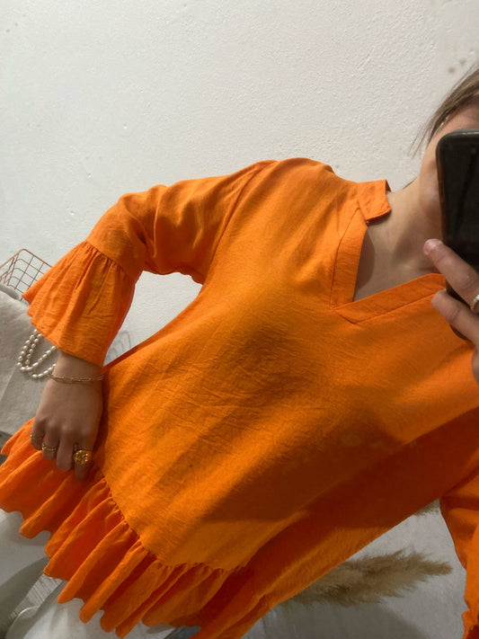 Túnica laranja com folhos e decote em V