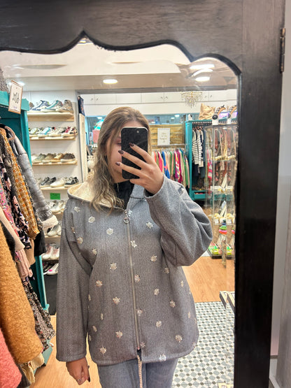 Casaco cinza com brilhantes