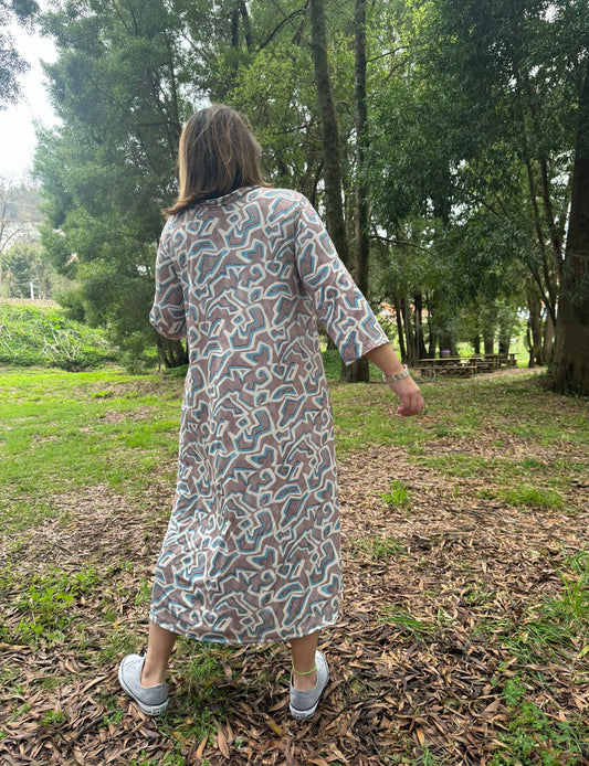 Vestido camiseiro estampado taupe e azul malha fria