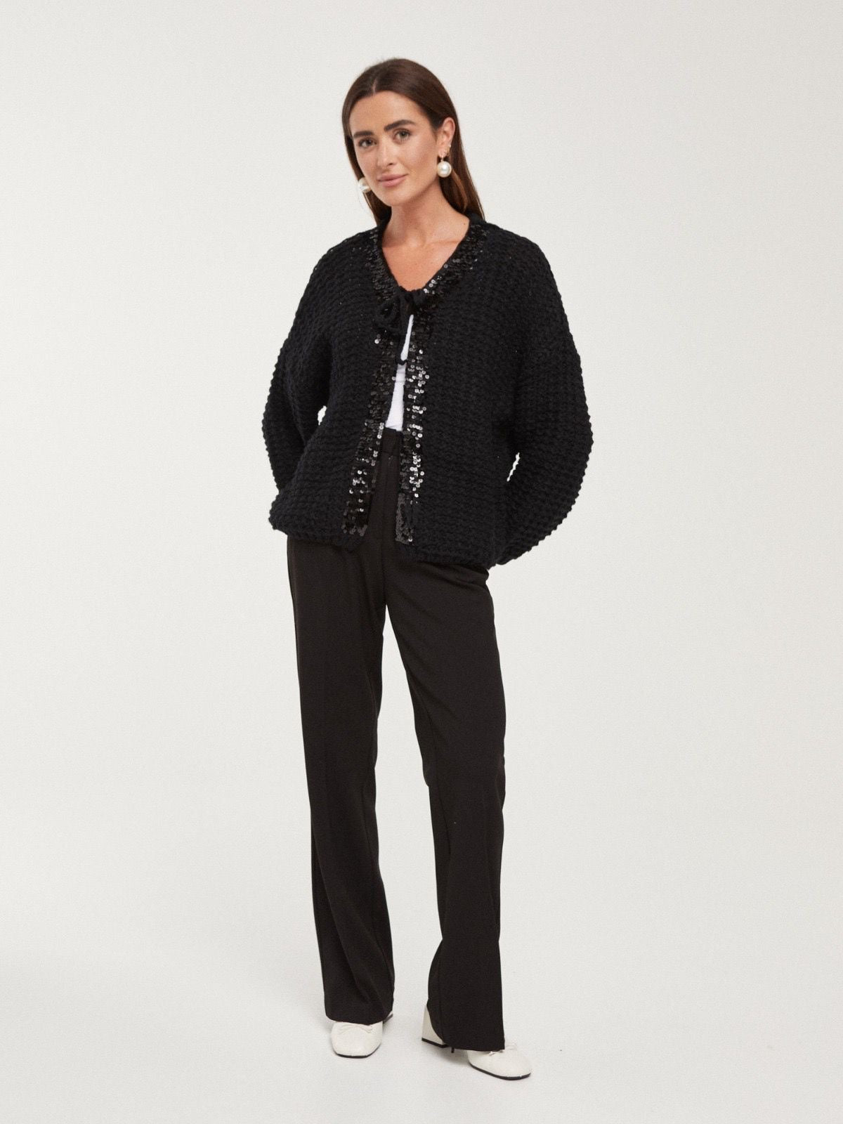 Casaco bege lantejoulas na lapela