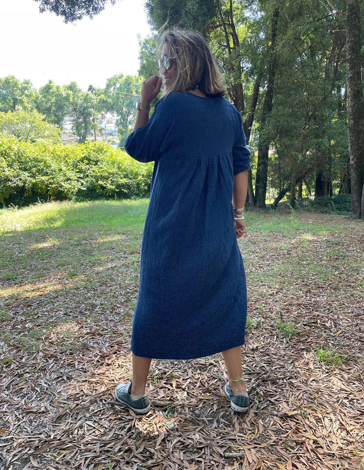 Vestido midi rosa com pintinhas brancas