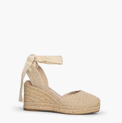 Sandalias de cuña de crochet beige