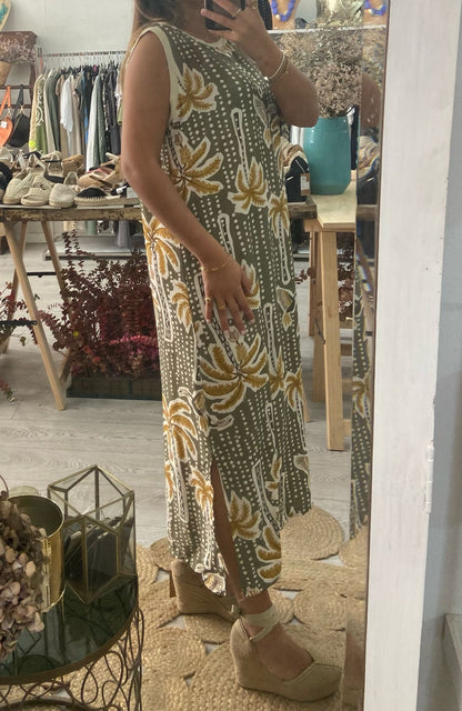 Vestido mostarda estampado tropical