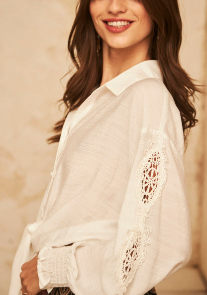 Camisa blanca con lazo y bordado en las mangas HJ.Birger