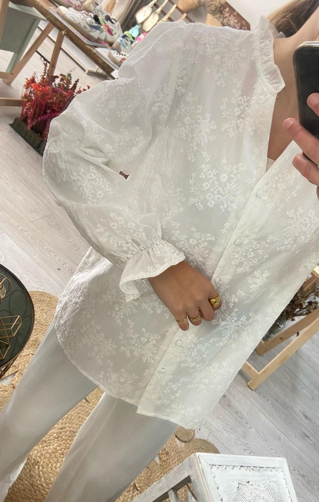 Camisa branca com bordado inglês de flores
