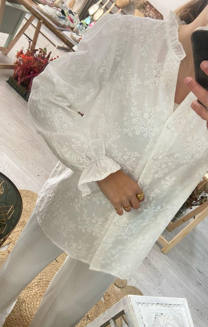 Camisa branca com bordado inglês de flores
