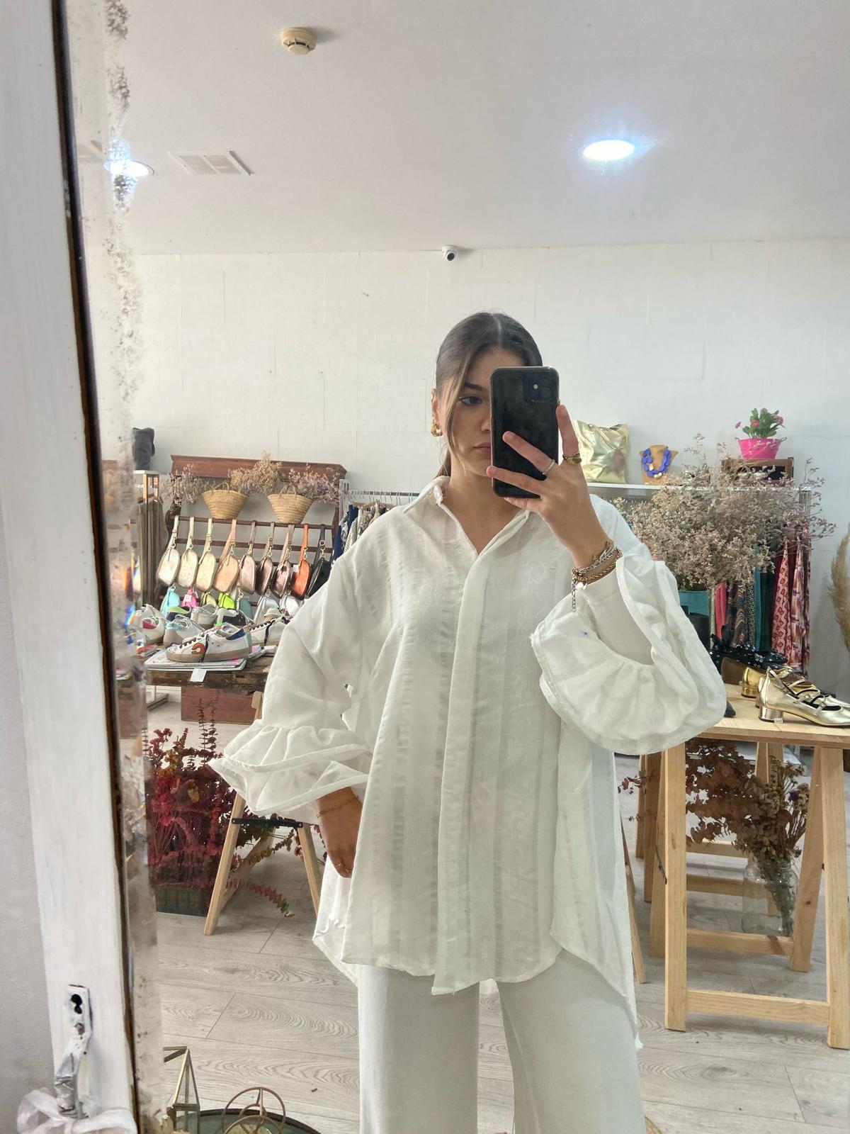 Camisa oversized acetinada manga flare
