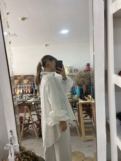 Camisa oversized acetinada manga flare